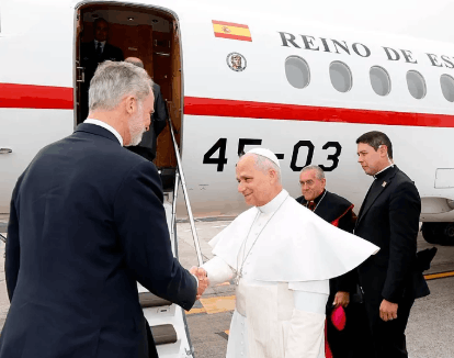 el papa regresa en el avion del rey felipe darwyn rosales