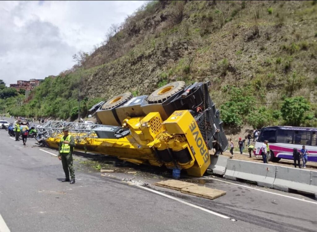 vuelco de gandola en autopista la guaira darwyn rosales